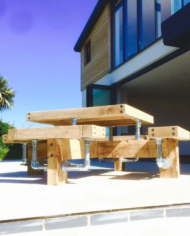 Oak sleeper bench made from Interclamp tubes and fittings